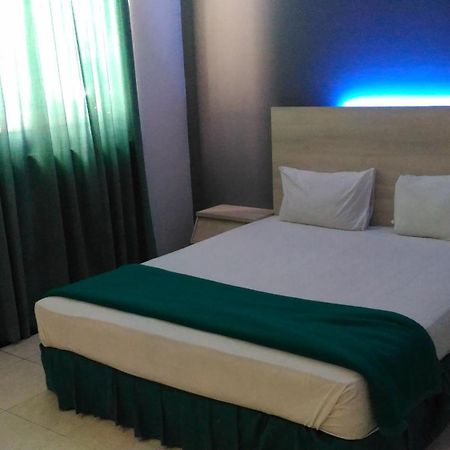 Hotel Kharisma Мадиун Экстерьер фото