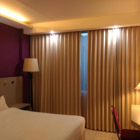 Hotel Kharisma Мадиун Экстерьер фото