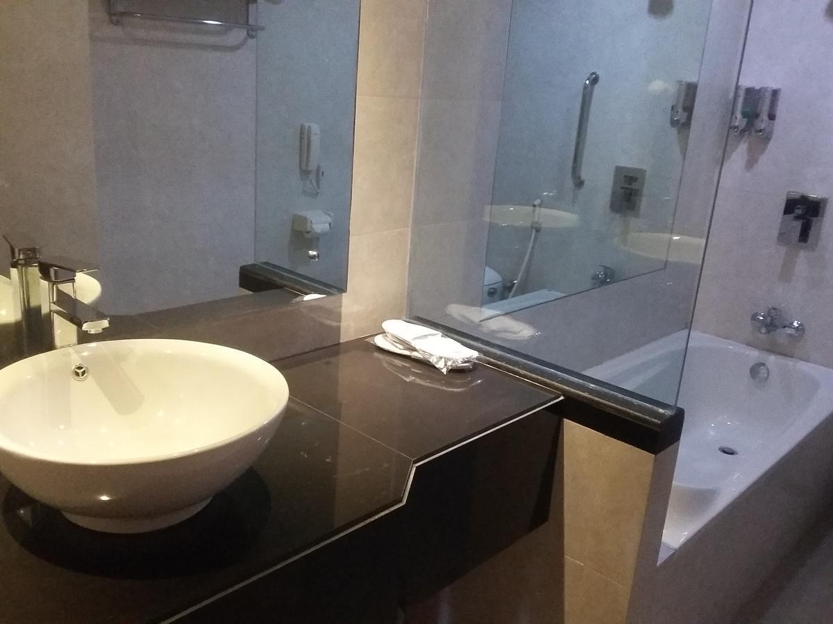 Hotel Kharisma Мадиун Экстерьер фото