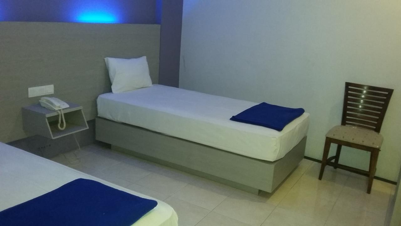 Hotel Kharisma Мадиун Экстерьер фото