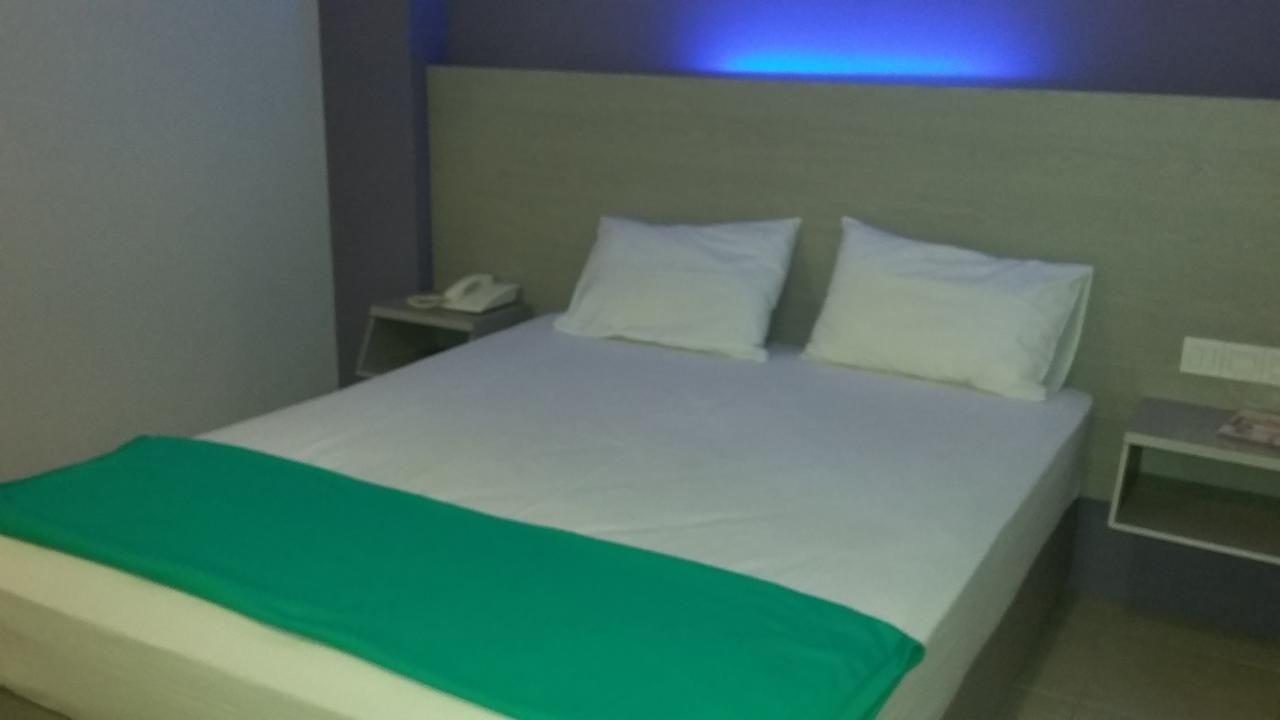 Hotel Kharisma Мадиун Экстерьер фото