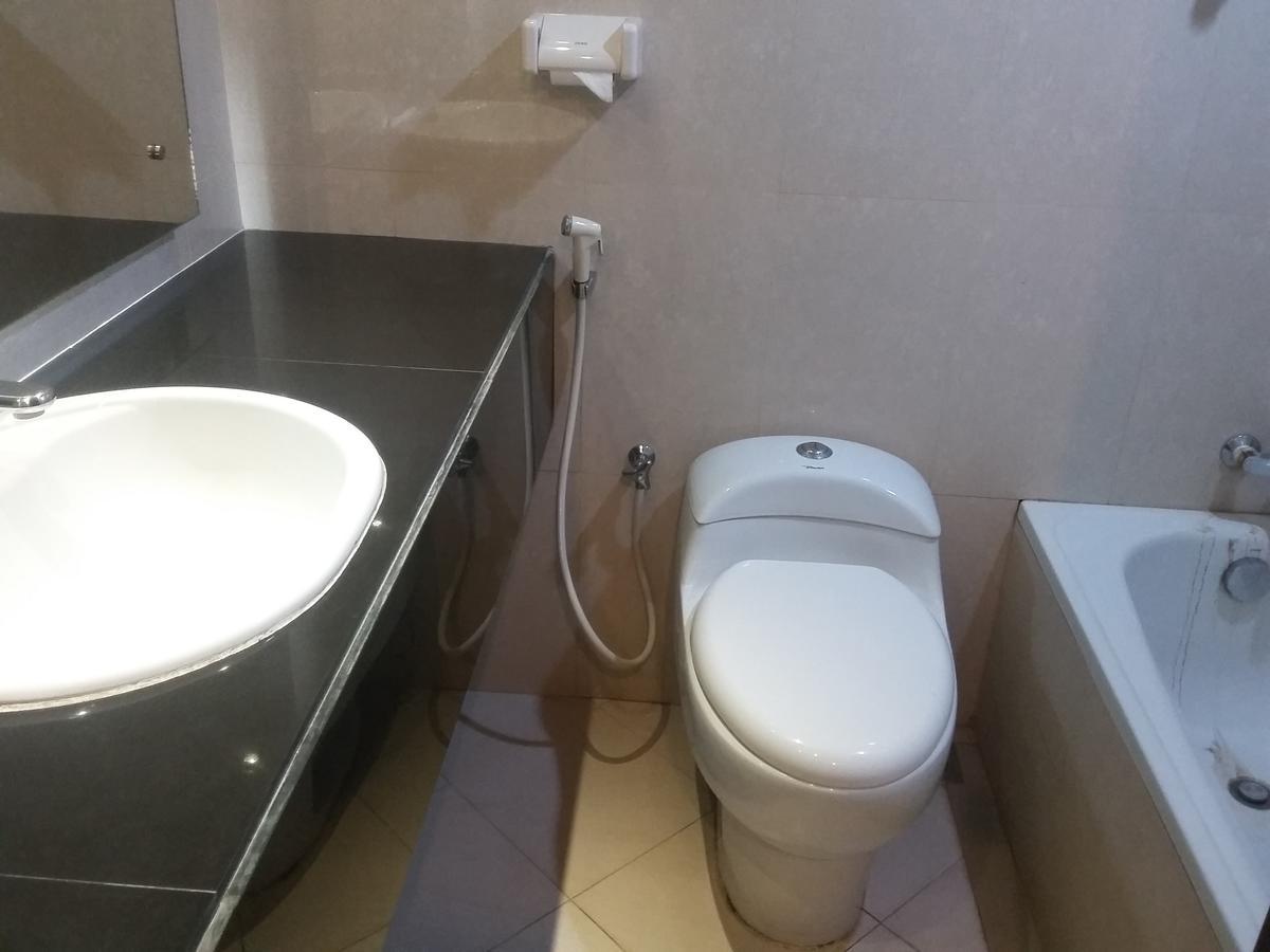 Hotel Kharisma Мадиун Экстерьер фото