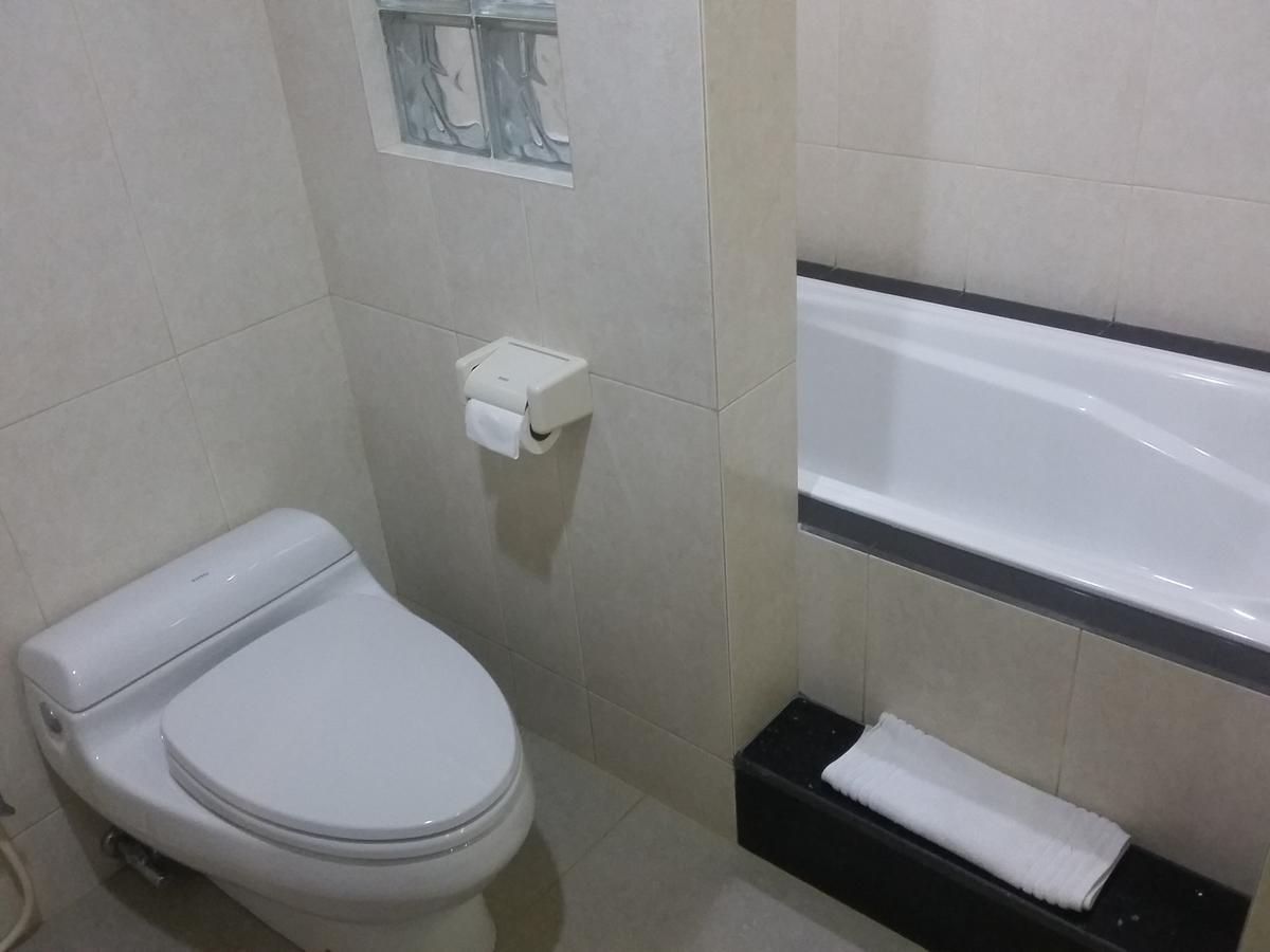 Hotel Kharisma Мадиун Экстерьер фото
