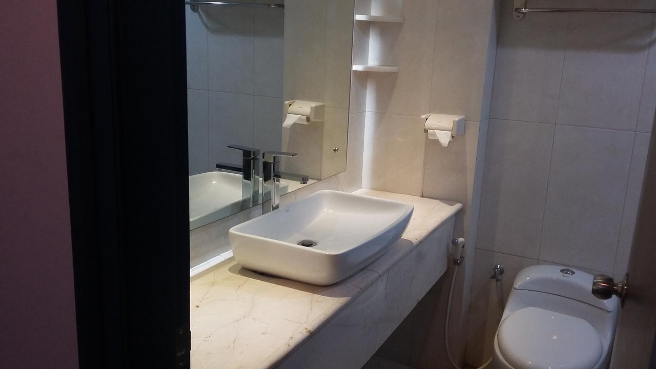 Hotel Kharisma Мадиун Экстерьер фото