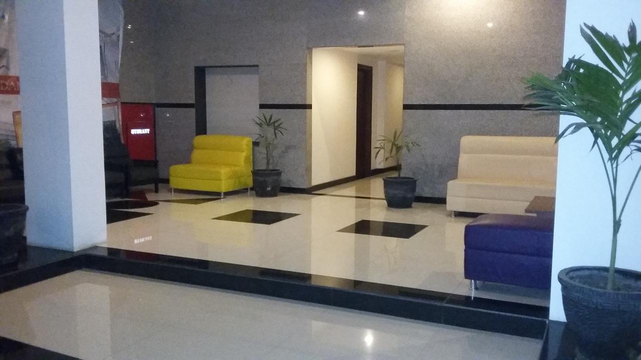 Hotel Kharisma Мадиун Экстерьер фото