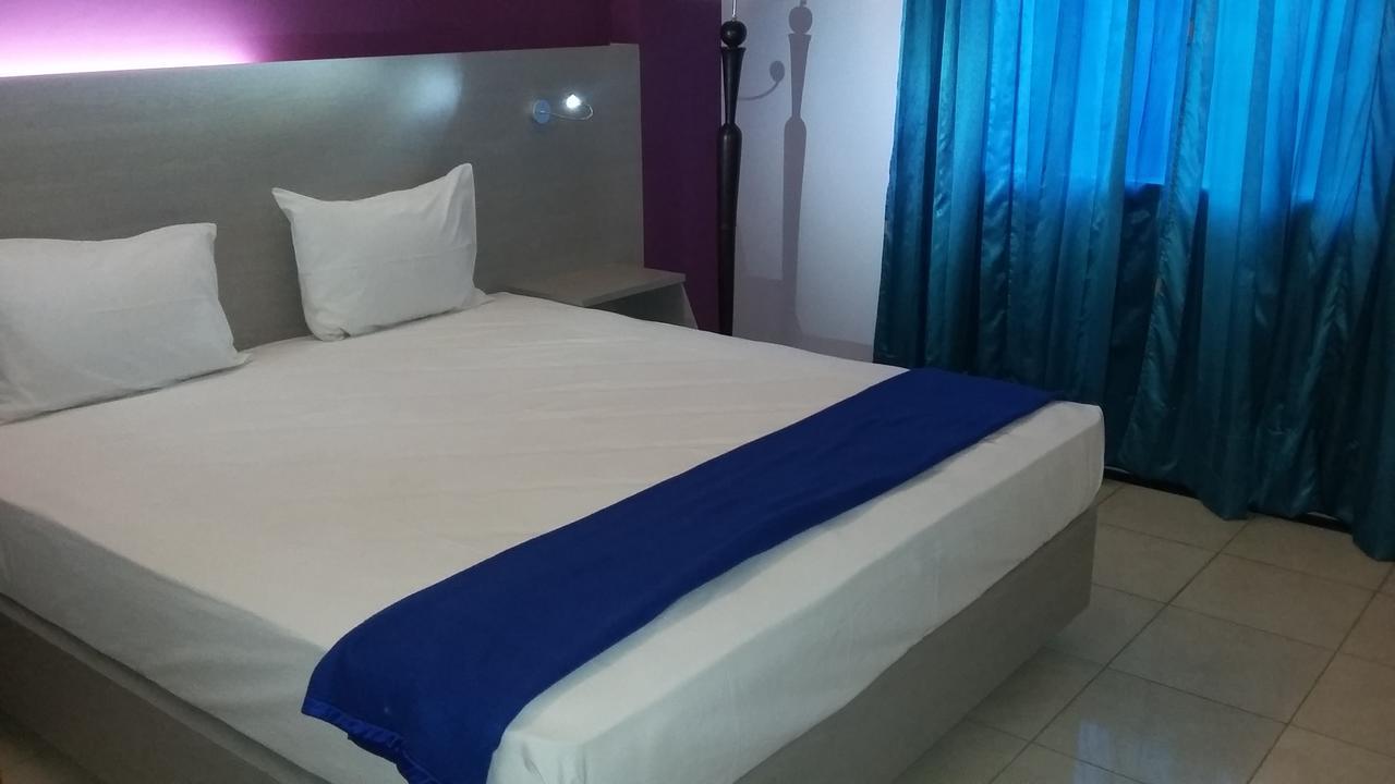 Hotel Kharisma Мадиун Экстерьер фото