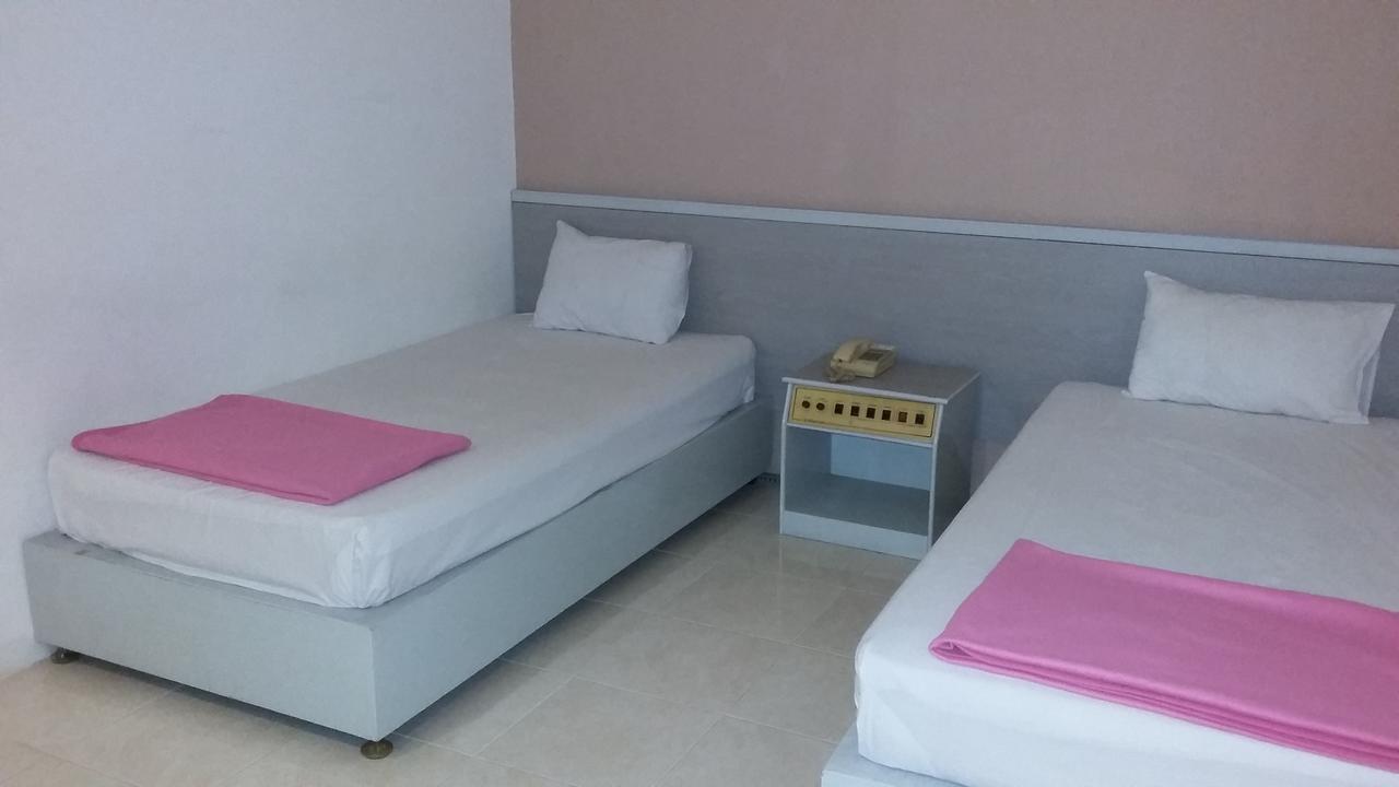 Hotel Kharisma Мадиун Экстерьер фото