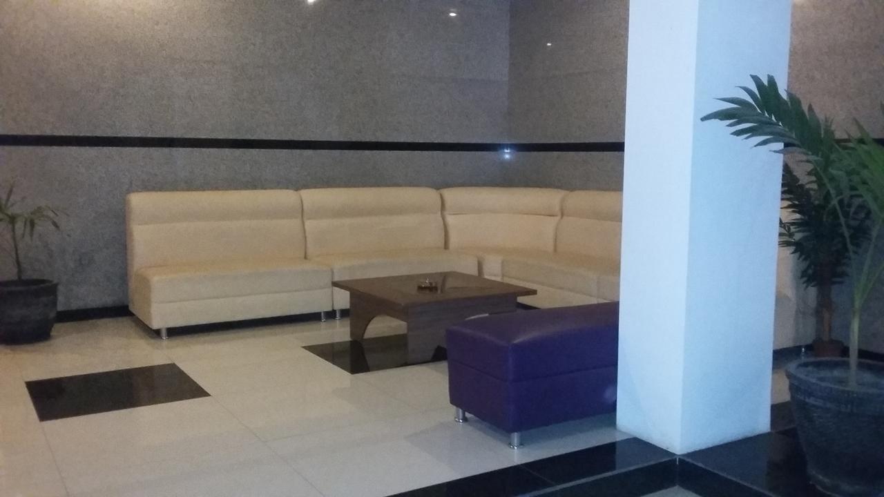 Hotel Kharisma Мадиун Экстерьер фото