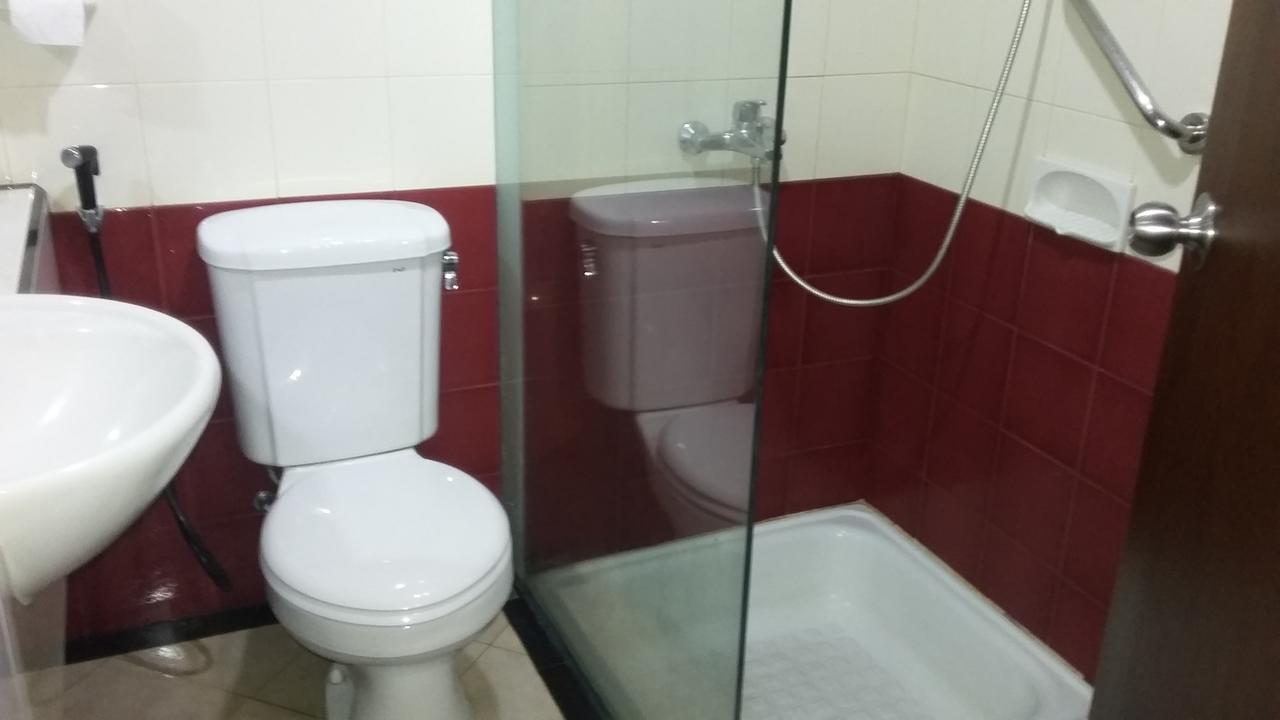 Hotel Kharisma Мадиун Экстерьер фото