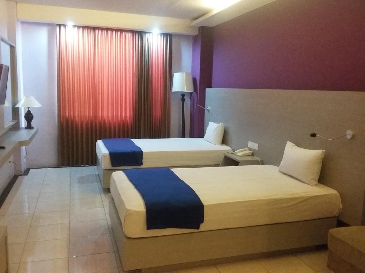 Hotel Kharisma Мадиун Экстерьер фото