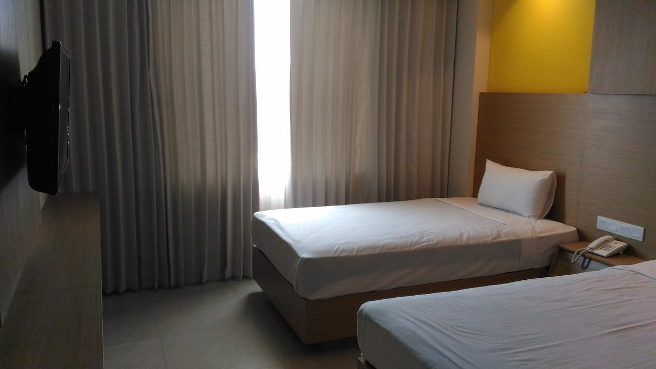 Hotel Kharisma Мадиун Экстерьер фото