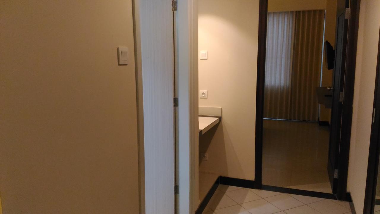 Hotel Kharisma Мадиун Экстерьер фото