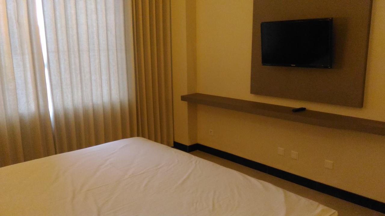 Hotel Kharisma Мадиун Экстерьер фото