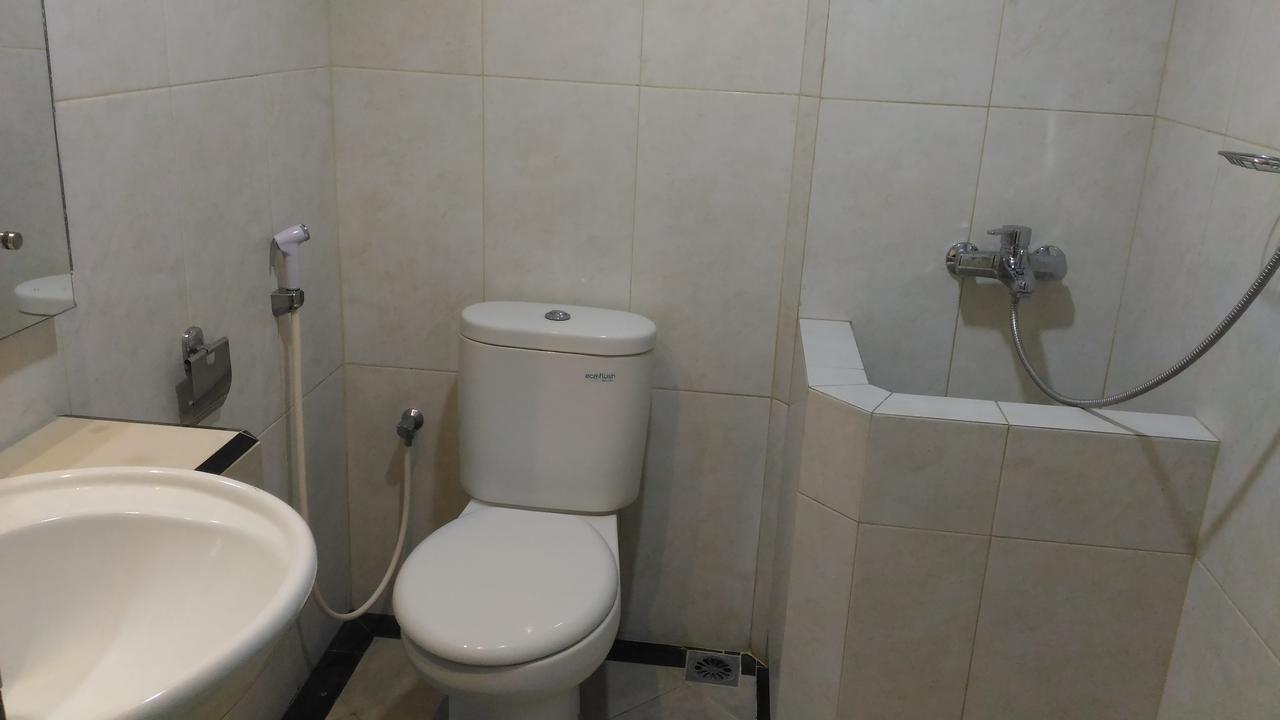 Hotel Kharisma Мадиун Экстерьер фото