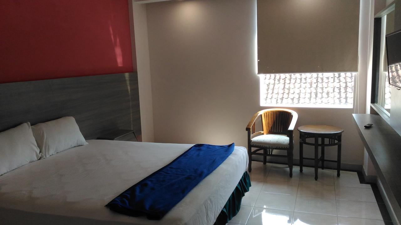 Hotel Kharisma Мадиун Экстерьер фото
