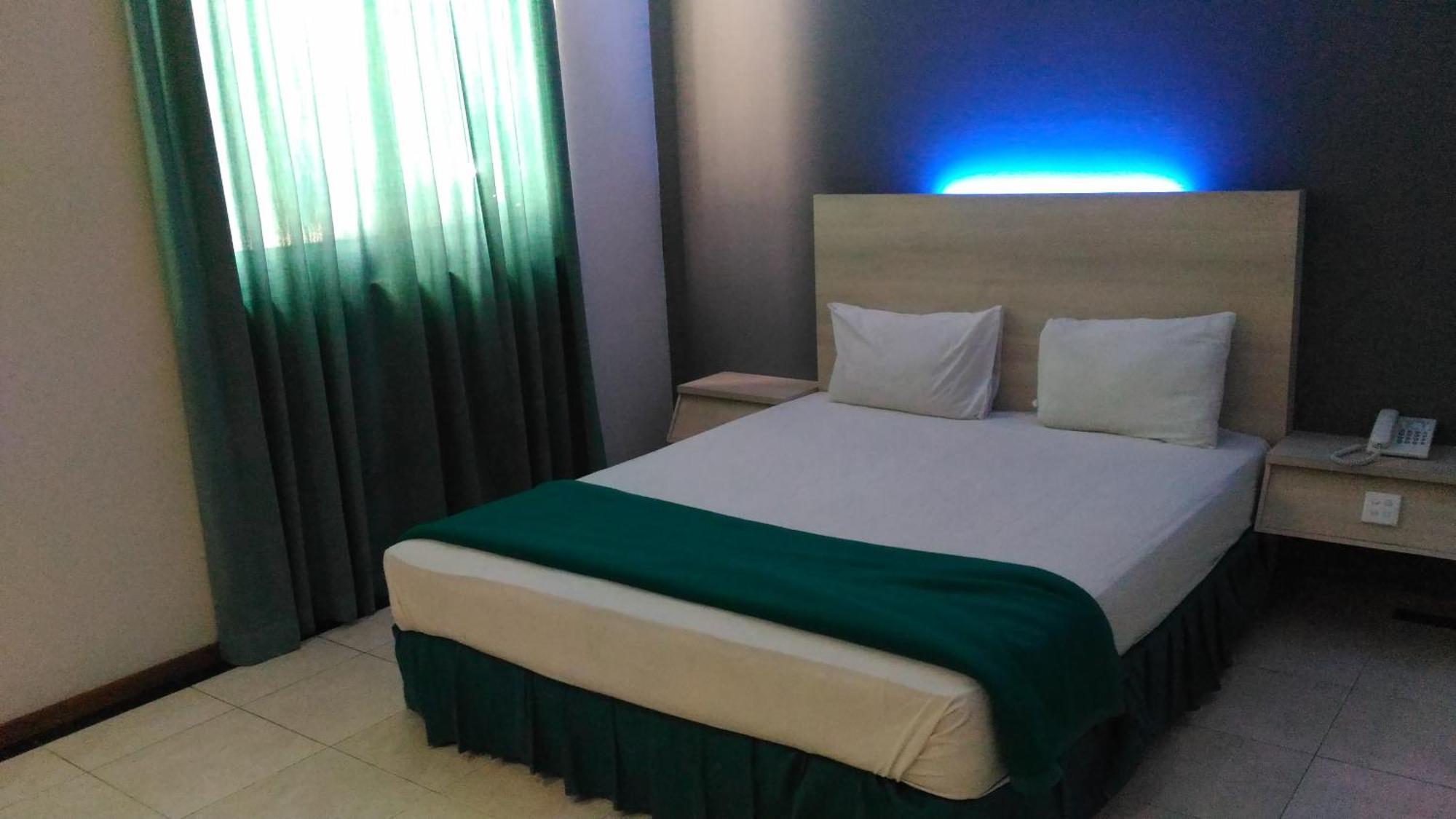 Hotel Kharisma Мадиун Экстерьер фото