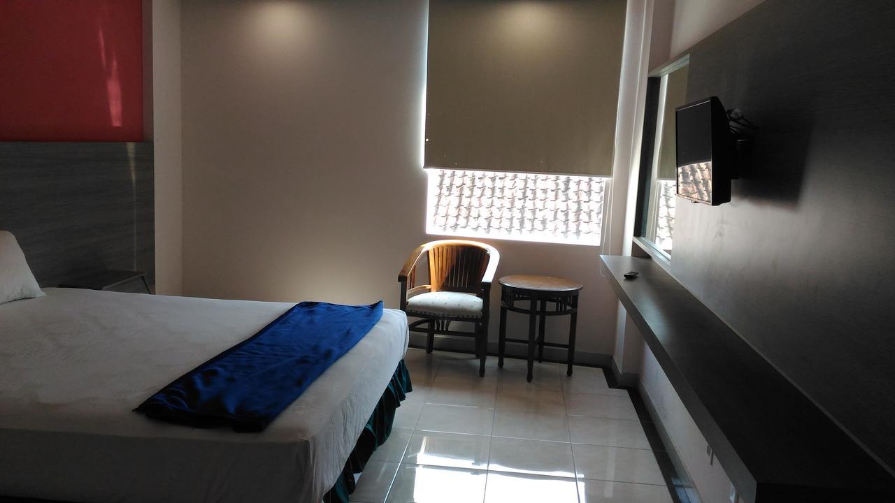 Hotel Kharisma Мадиун Экстерьер фото