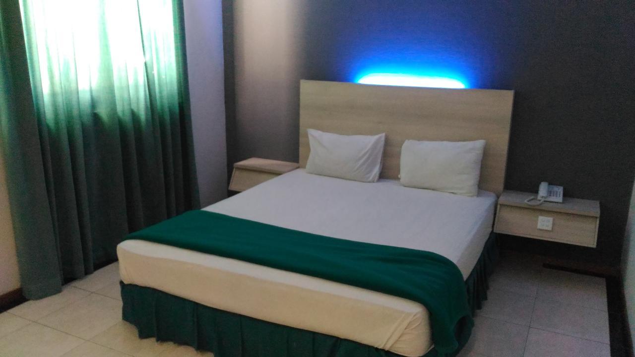 Hotel Kharisma Мадиун Экстерьер фото