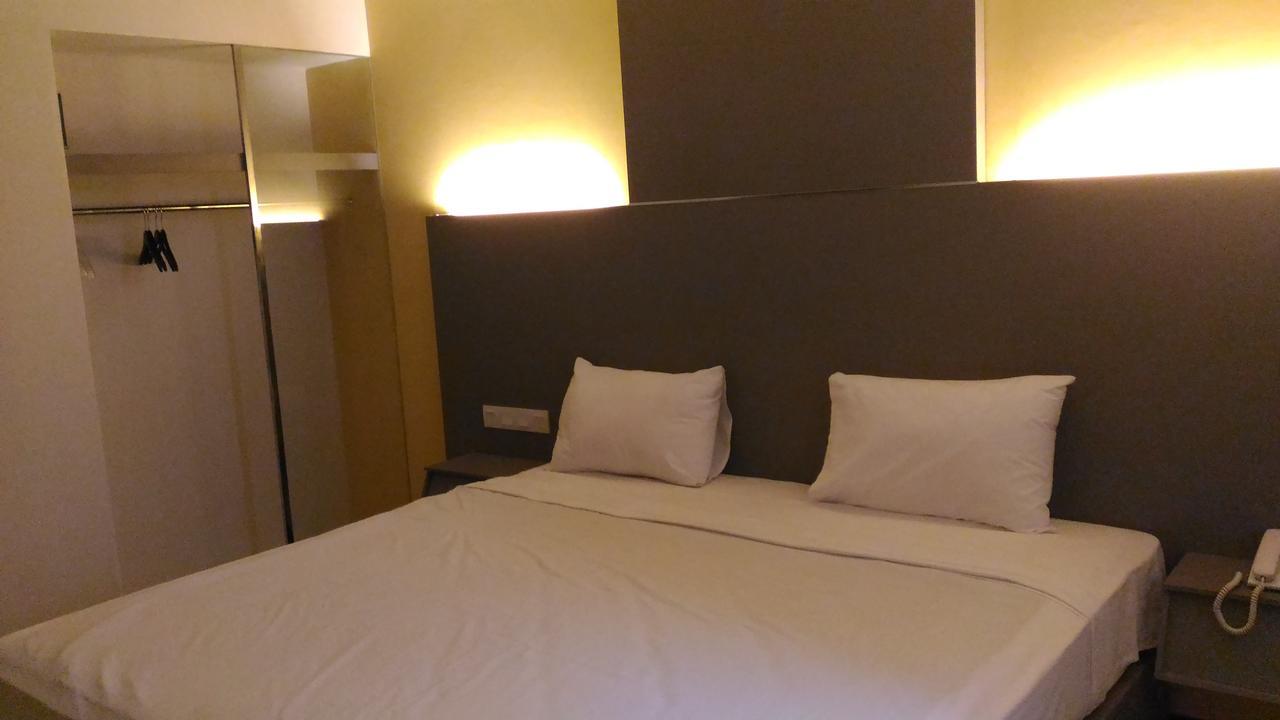 Hotel Kharisma Мадиун Экстерьер фото