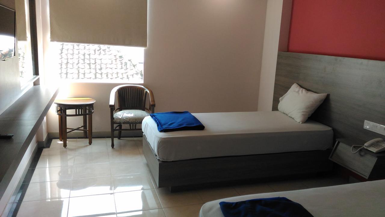 Hotel Kharisma Мадиун Экстерьер фото