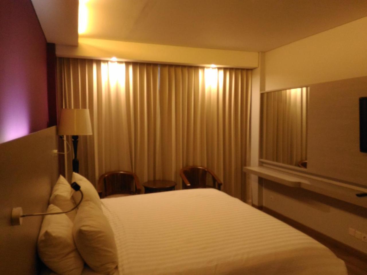 Hotel Kharisma Мадиун Экстерьер фото