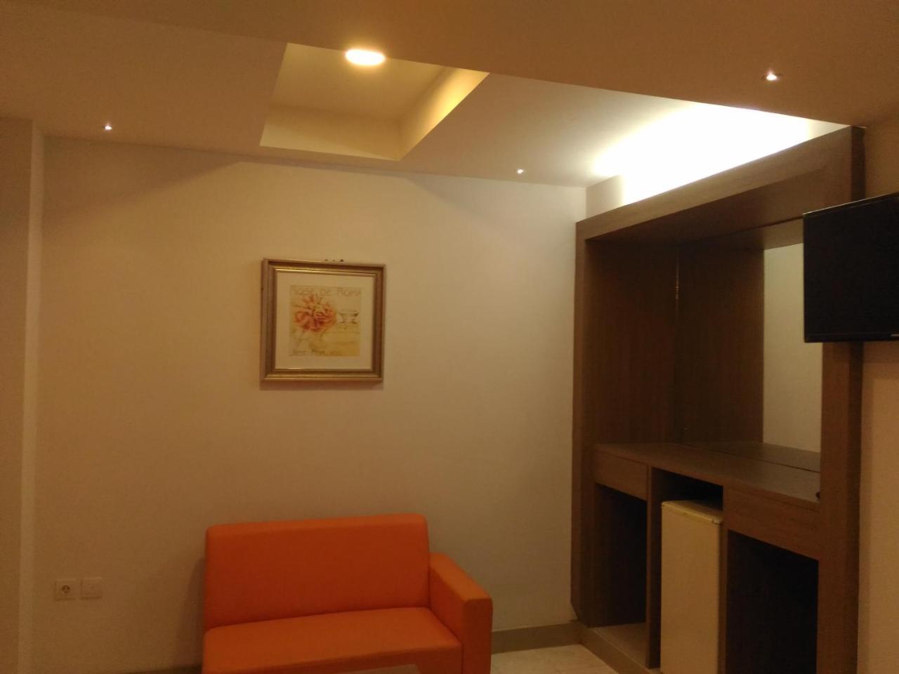 Hotel Kharisma Мадиун Экстерьер фото