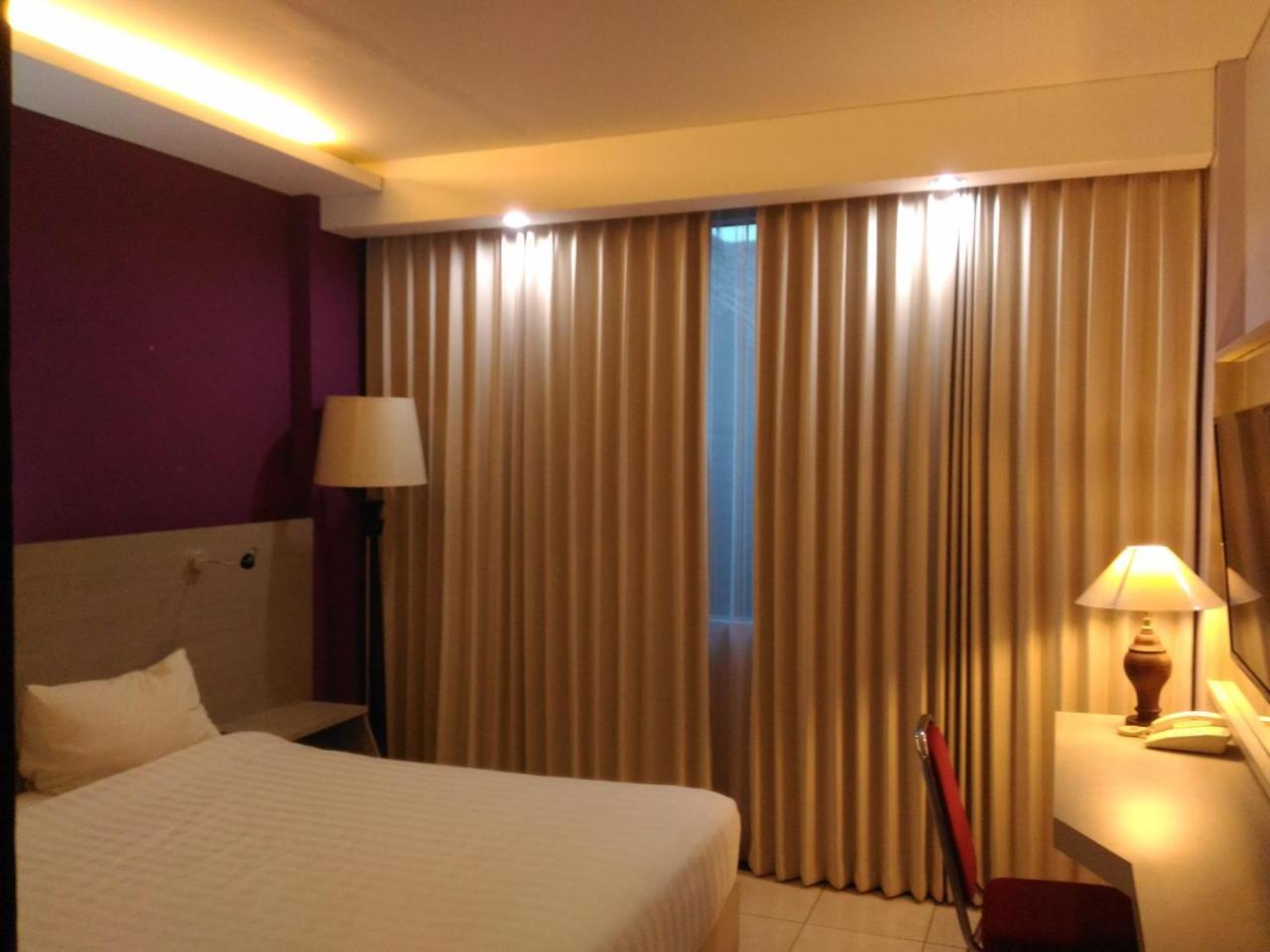 Hotel Kharisma Мадиун Экстерьер фото