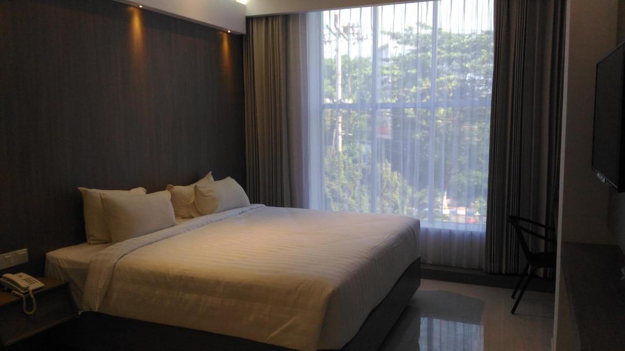 Hotel Kharisma Мадиун Экстерьер фото