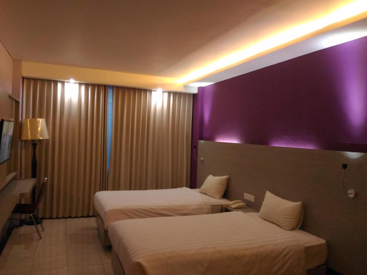 Hotel Kharisma Мадиун Экстерьер фото
