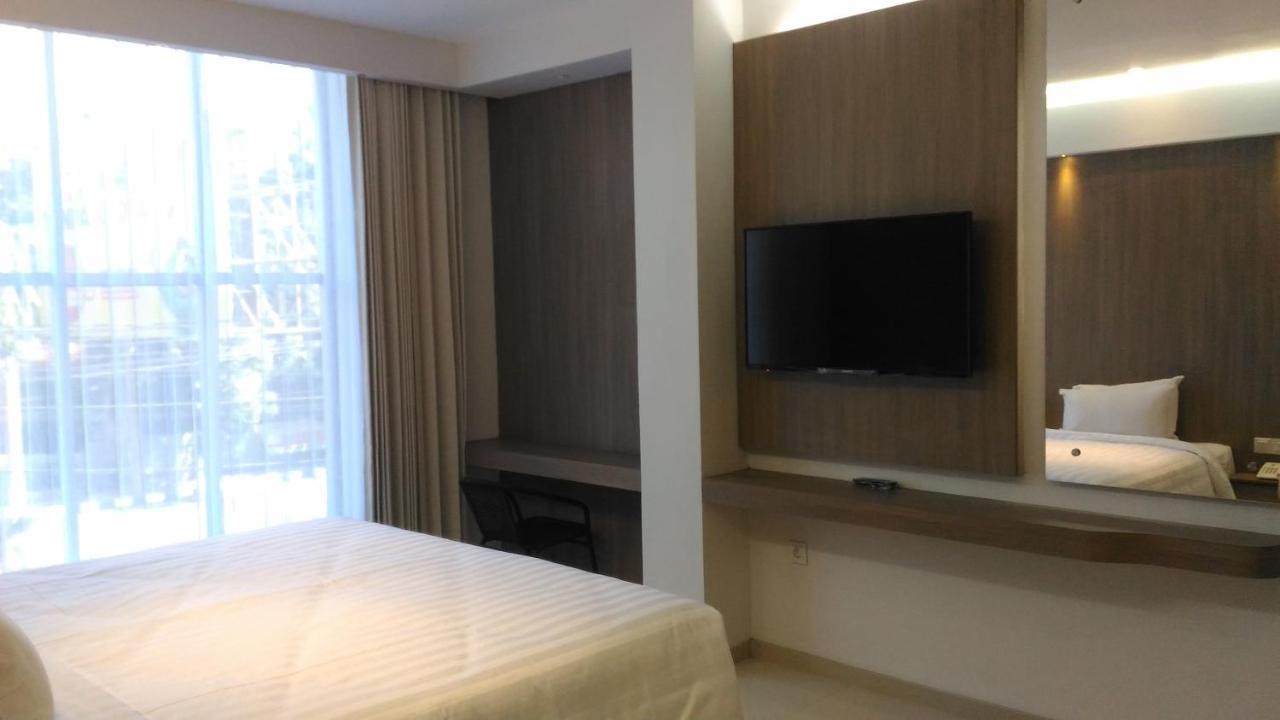 Hotel Kharisma Мадиун Экстерьер фото