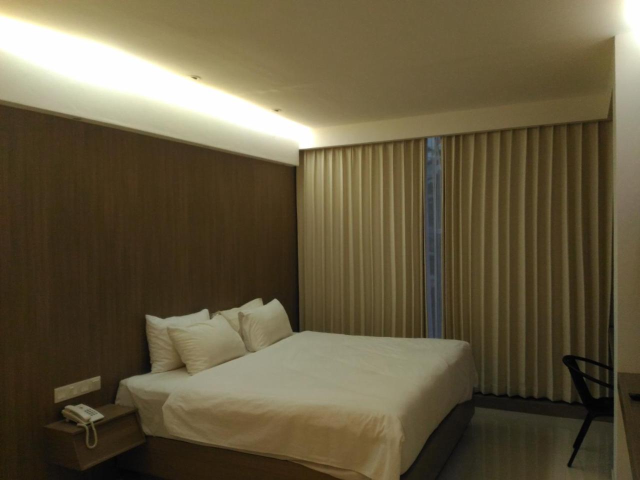 Hotel Kharisma Мадиун Экстерьер фото