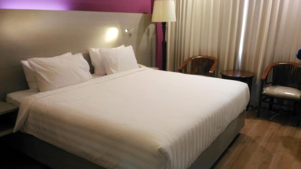 Hotel Kharisma Мадиун Экстерьер фото