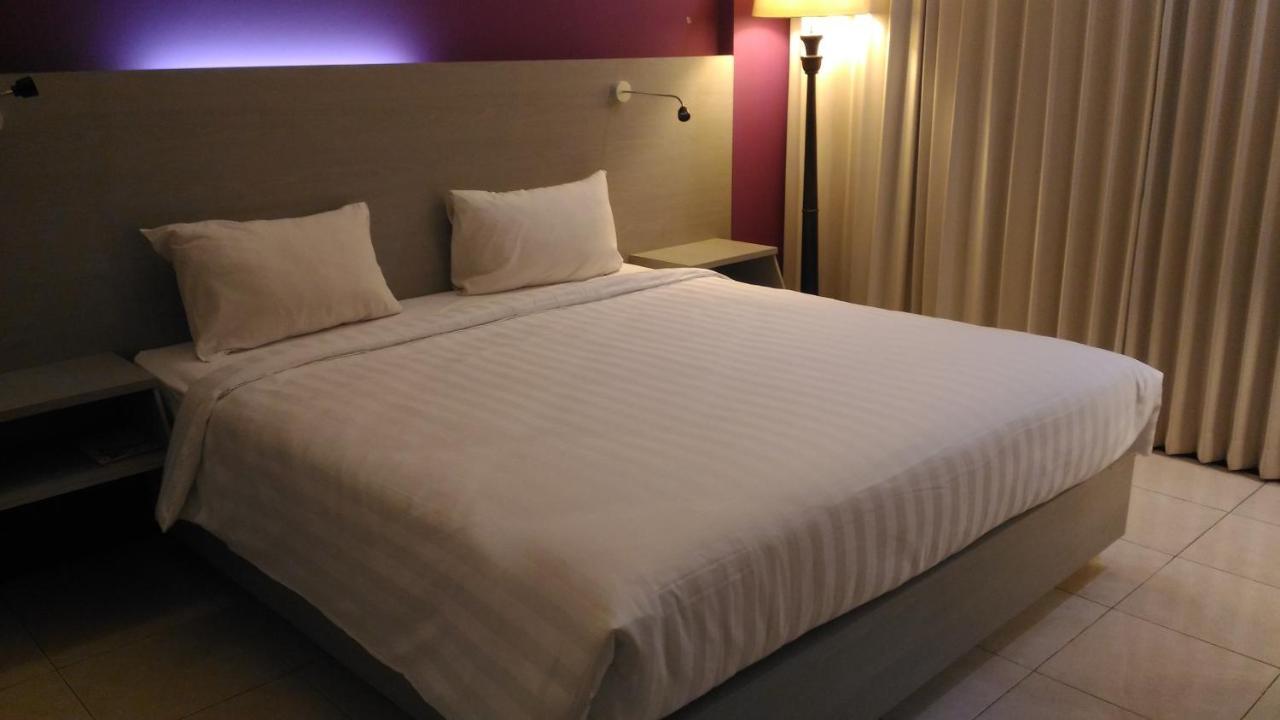 Hotel Kharisma Мадиун Экстерьер фото