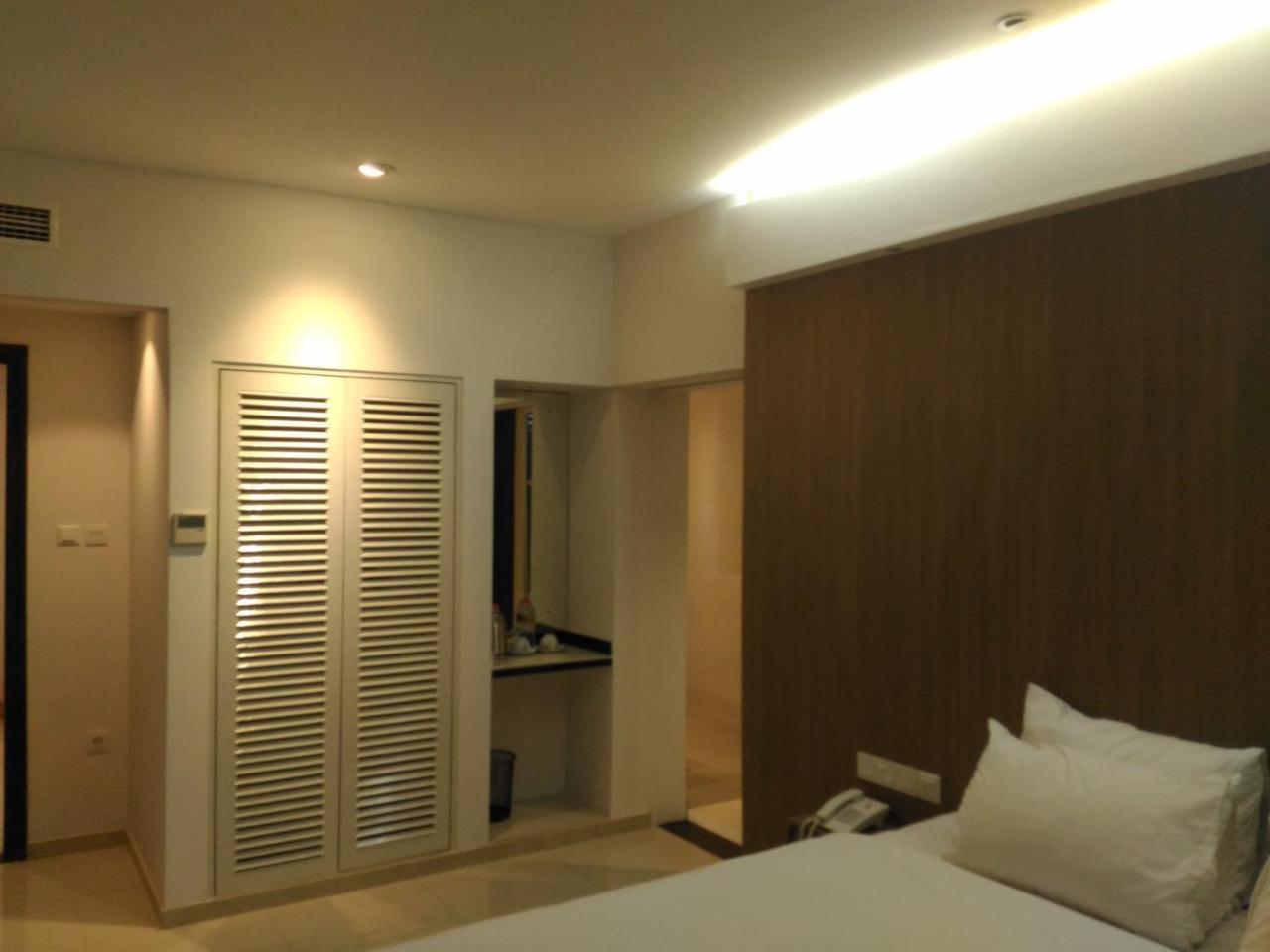 Hotel Kharisma Мадиун Экстерьер фото