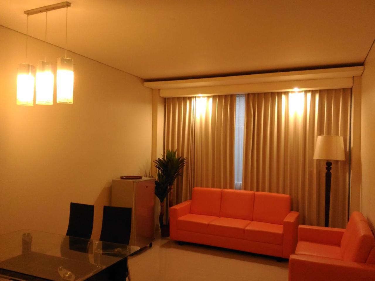 Hotel Kharisma Мадиун Экстерьер фото