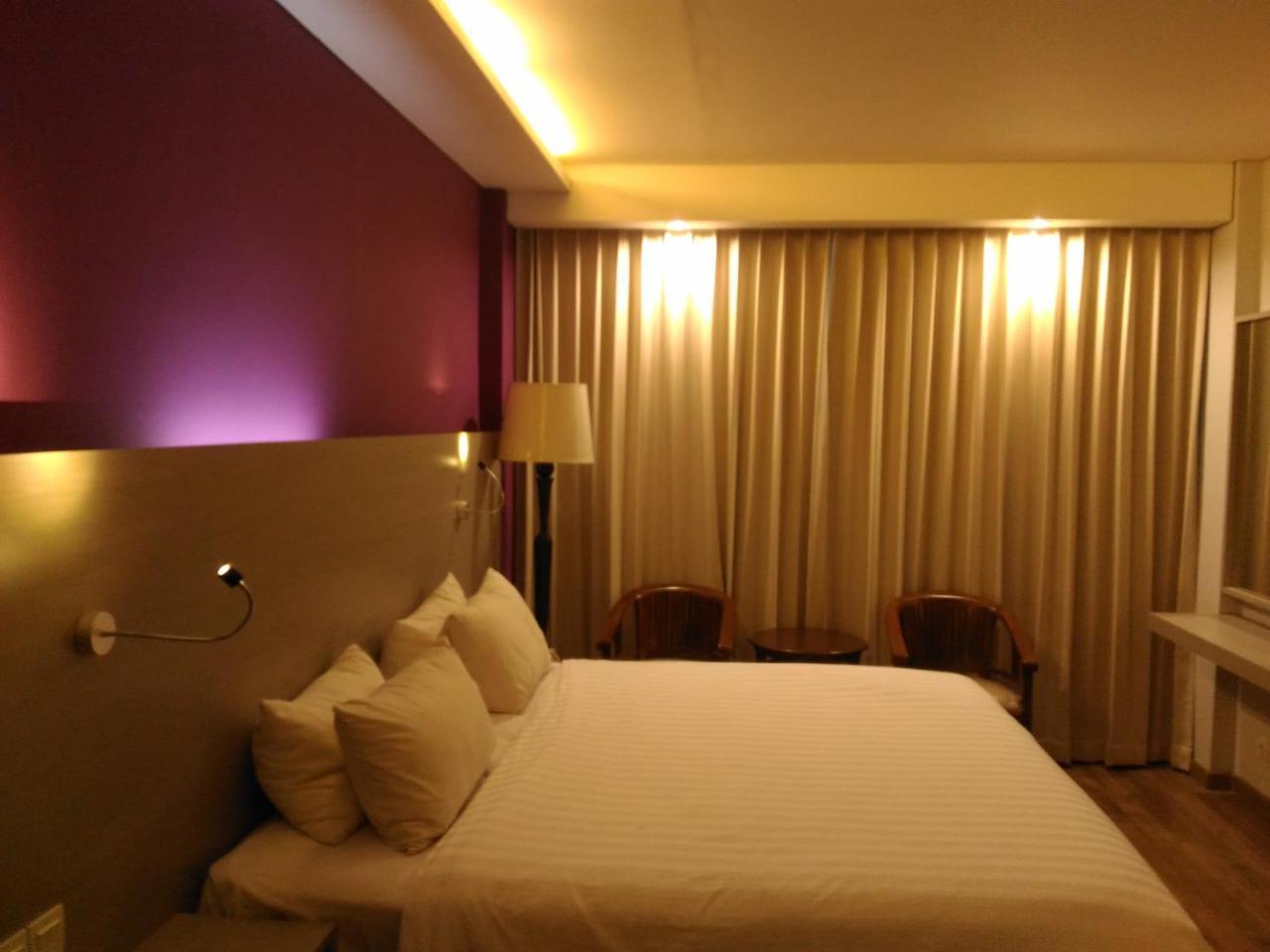 Hotel Kharisma Мадиун Экстерьер фото