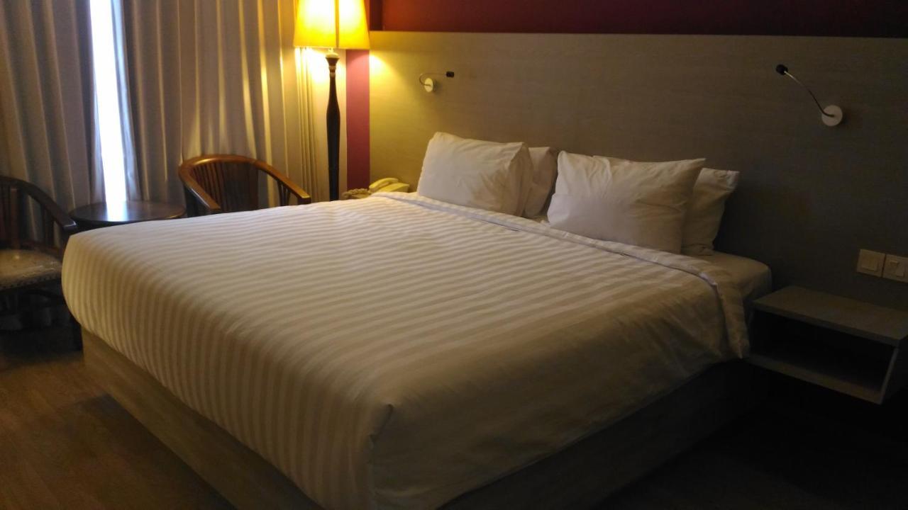 Hotel Kharisma Мадиун Экстерьер фото