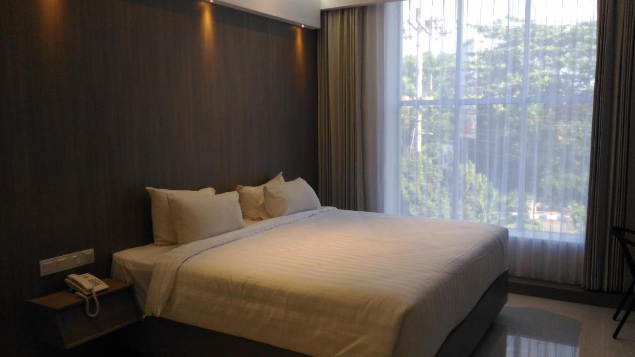 Hotel Kharisma Мадиун Экстерьер фото